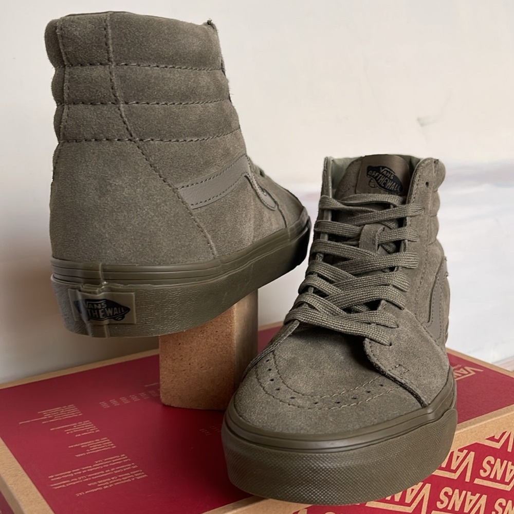 Vans Men’s Sk8-Hi
Mono Suede Olive
VN000CP9OLV
SNEAKERS - Picture 10 of 16
